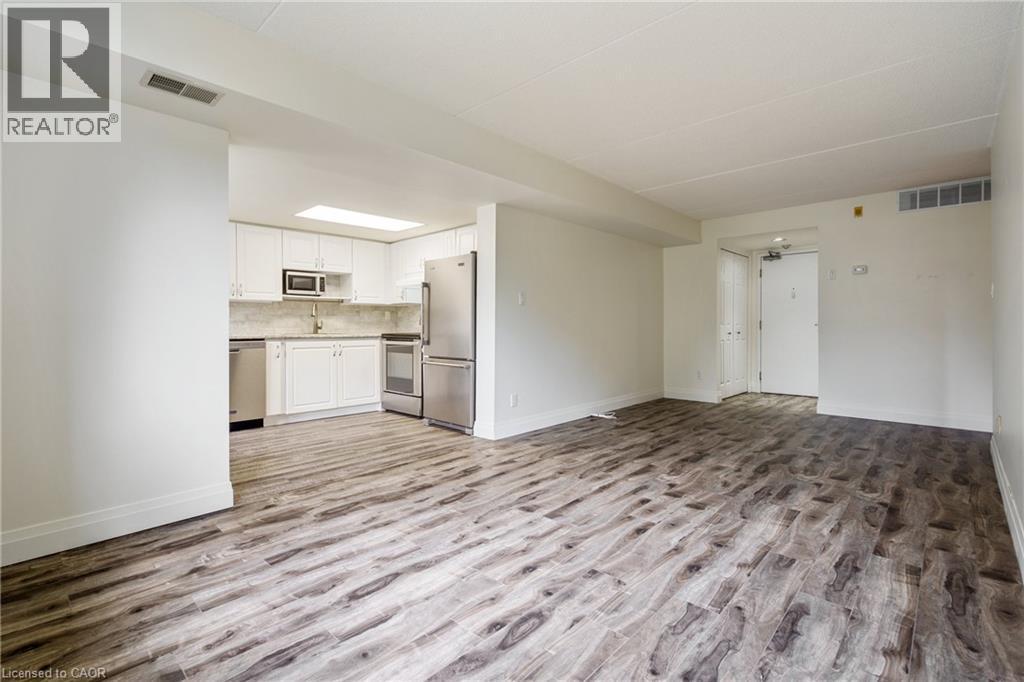 3499 Upper Middle Road Unit# 211, Burlington, ON - Indoor Photo Showing Kitchen