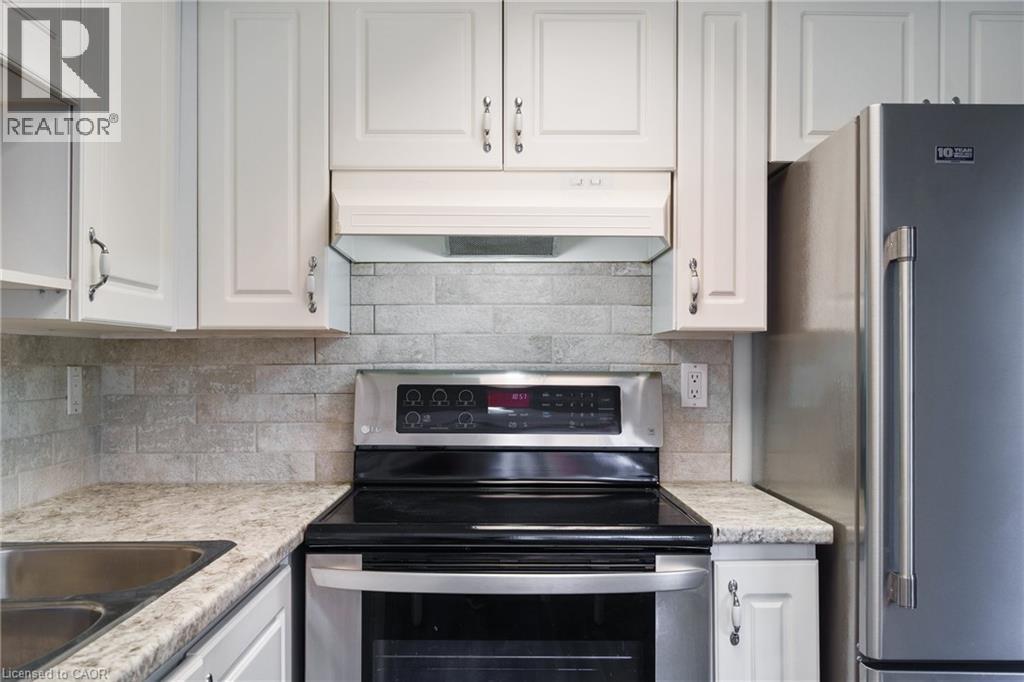 3499 Upper Middle Road Unit# 211, Burlington, ON - Indoor Photo Showing Kitchen