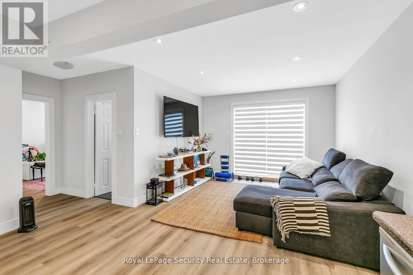251 Thistle Down Boulevard, Toronto, ON - Indoor Photo Showing Living Room