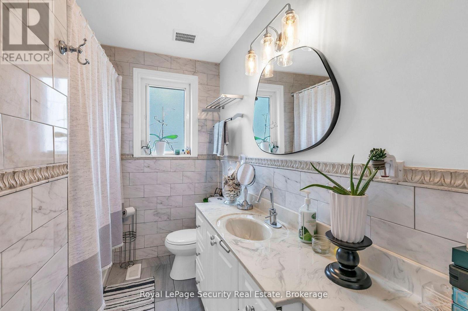 251 Thistle Down Boulevard, Toronto, ON - Indoor Photo Showing Bathroom