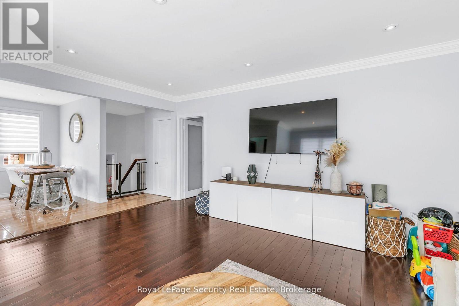 251 Thistle Down Boulevard, Toronto, ON - Indoor Photo Showing Living Room