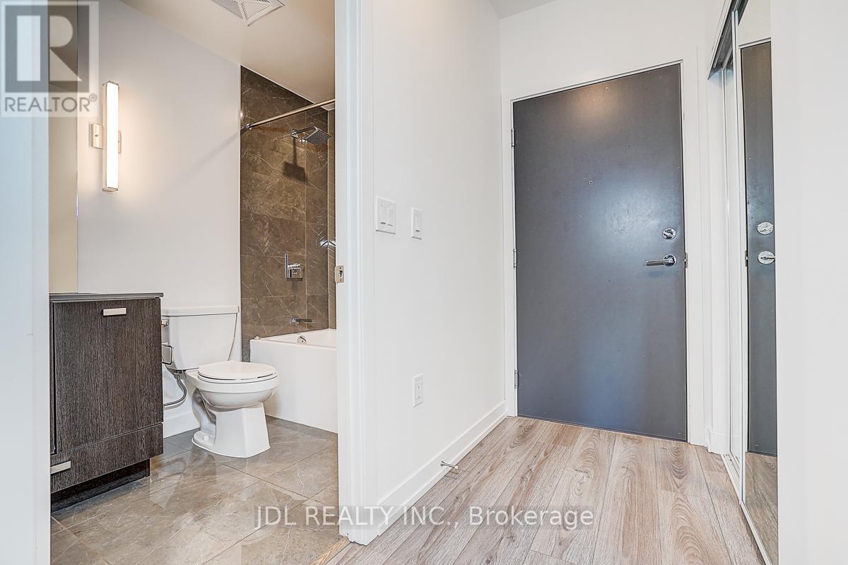 808 - 10 De Boers Drive, Toronto, ON - Indoor Photo Showing Bathroom