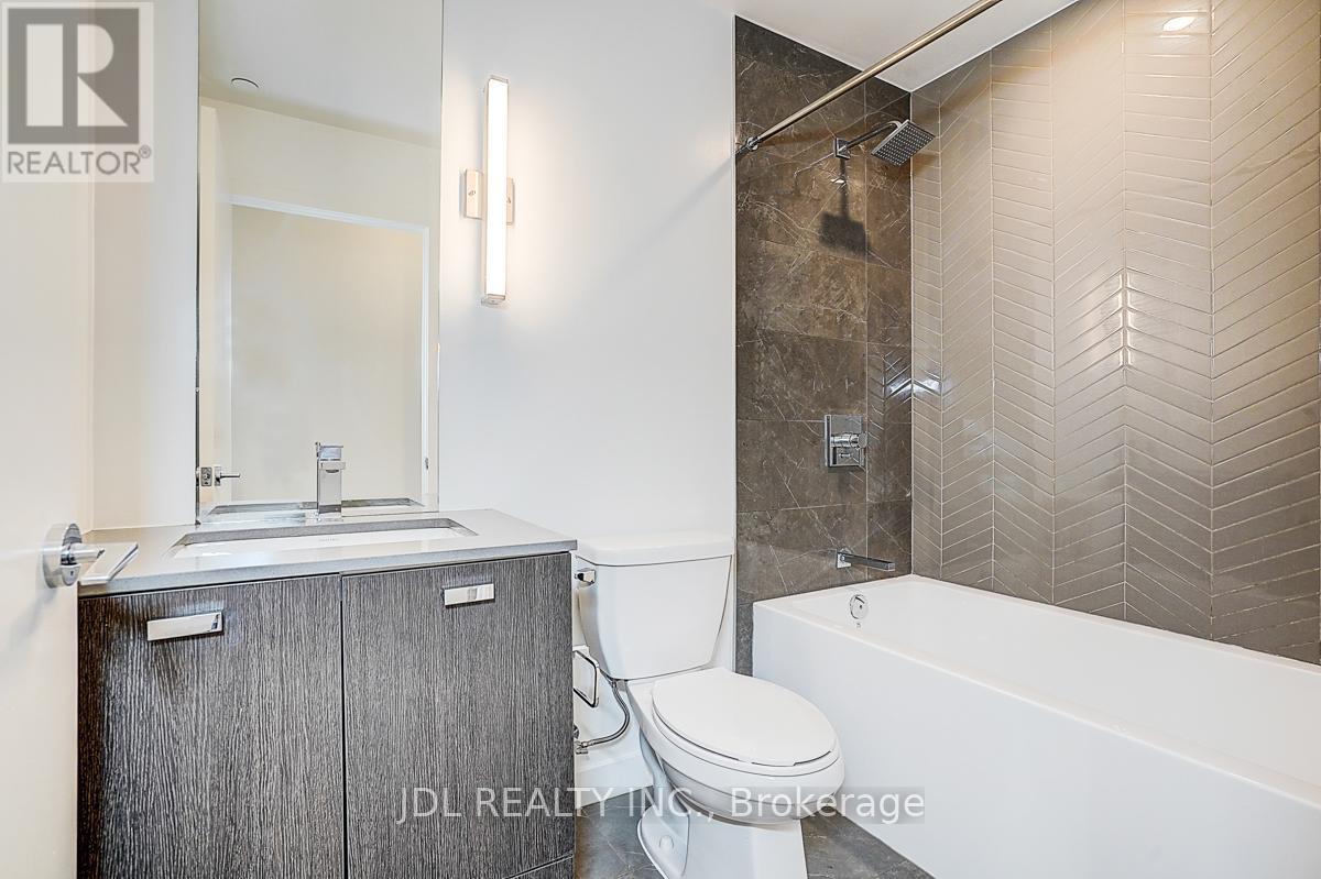 808 - 10 De Boers Drive, Toronto, ON - Indoor Photo Showing Bathroom
