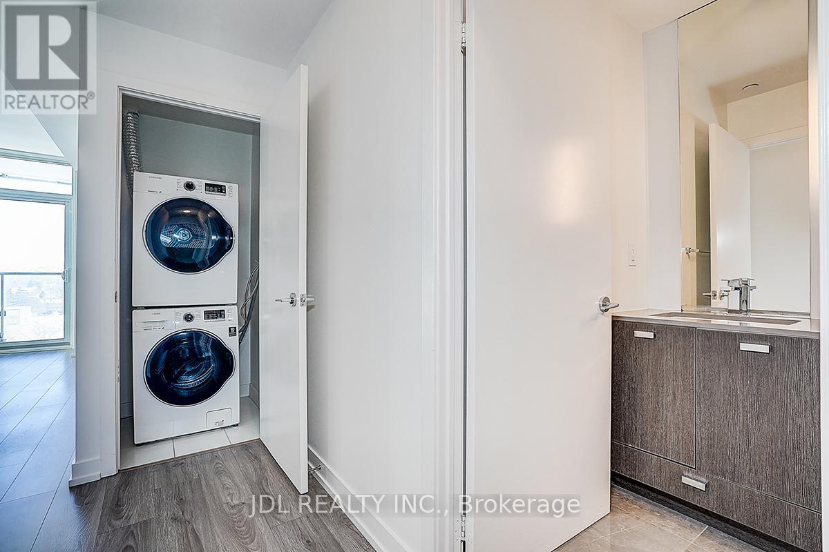 808 - 10 De Boers Drive, Toronto, ON - Indoor Photo Showing Laundry Room