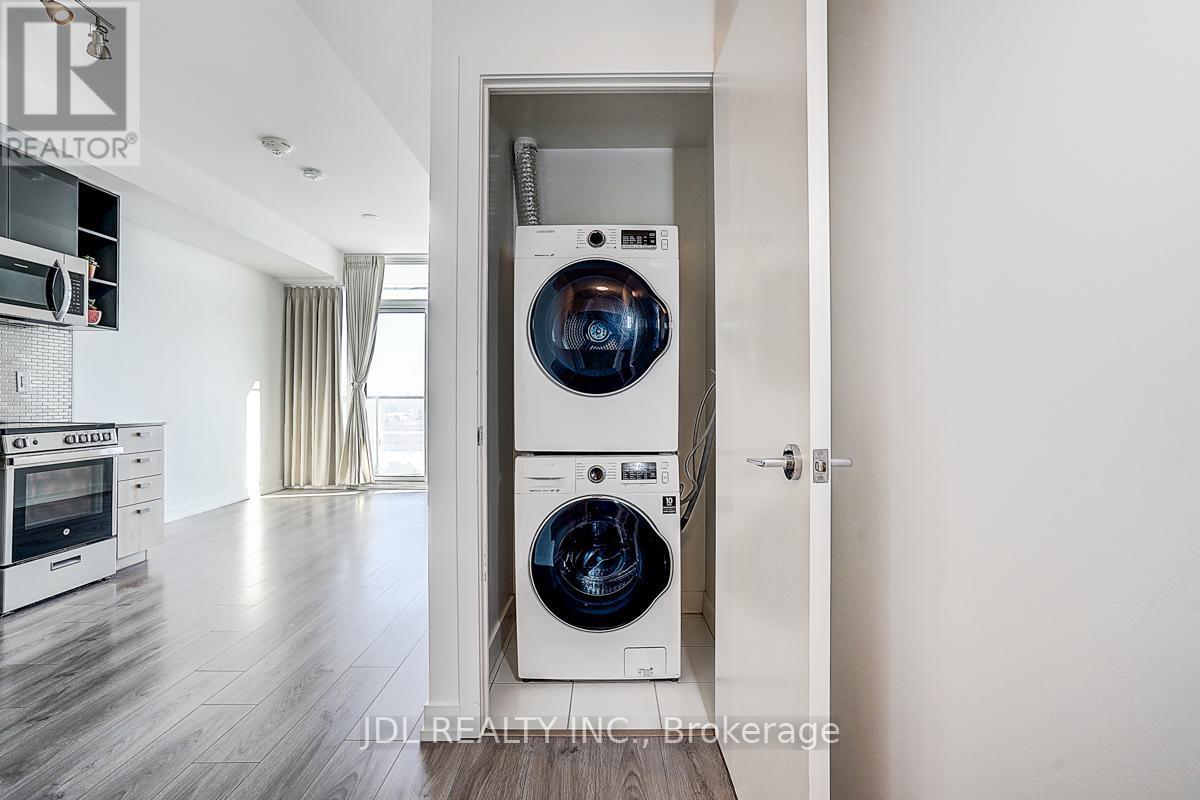 808 - 10 De Boers Drive, Toronto, ON - Indoor Photo Showing Laundry Room