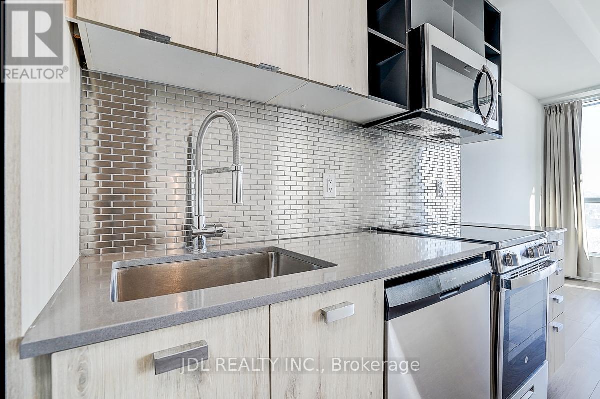 808 - 10 De Boers Drive, Toronto, ON - Indoor Photo Showing Kitchen With Upgraded Kitchen