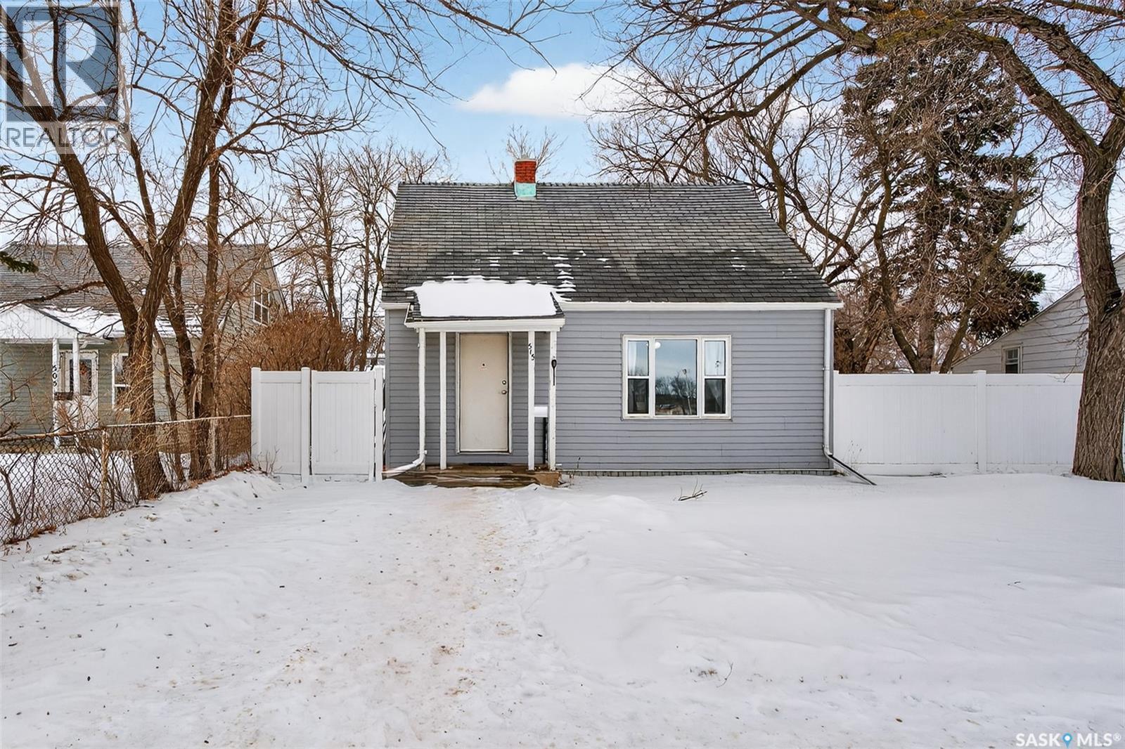 515 Coteau Street W, Moose Jaw, SK - Outdoor