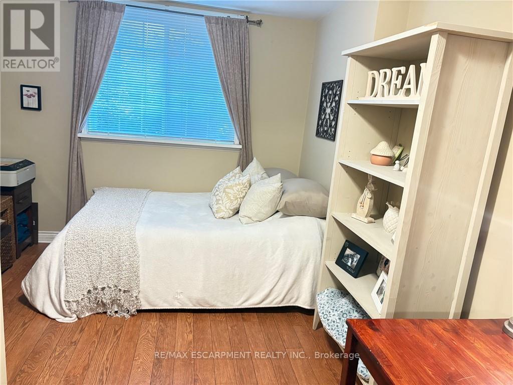 5119 Cherryhill Crescent, Burlington, ON - Indoor Photo Showing Bedroom