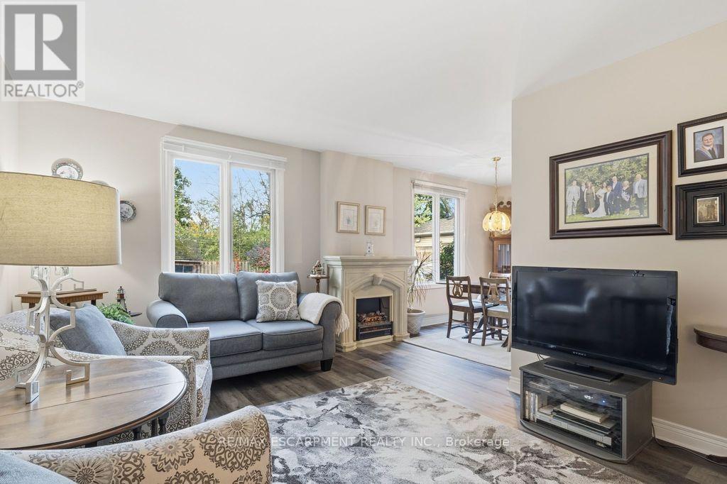 5119 Cherryhill Crescent, Burlington, ON - Indoor Photo Showing Living Room With Fireplace