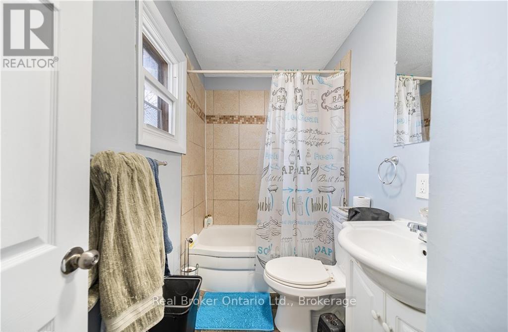 473 Colborne Street, Brantford, ON - Indoor Photo Showing Bathroom