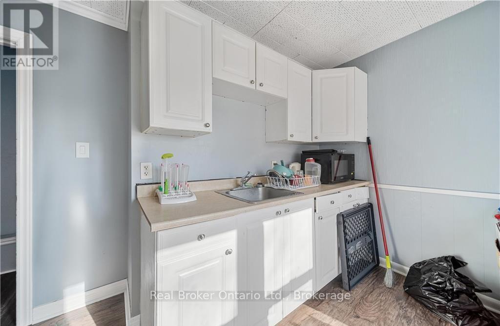 473 Colborne Street, Brantford, ON - Indoor Photo Showing Kitchen