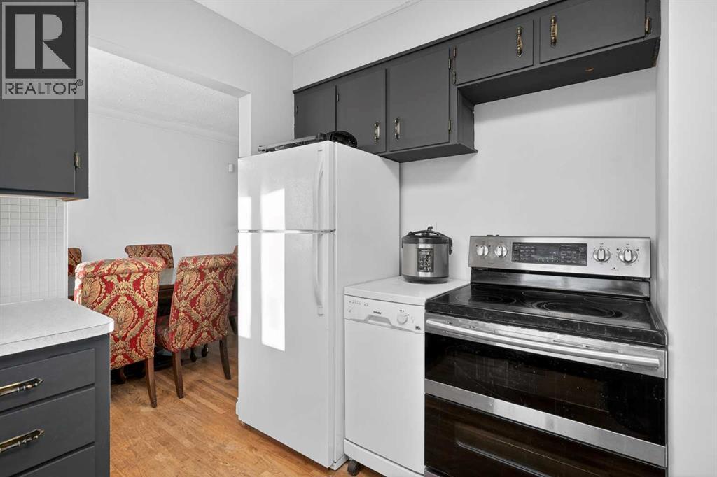 4112 19 Street Nw, Calgary, AB - Indoor Photo Showing Kitchen