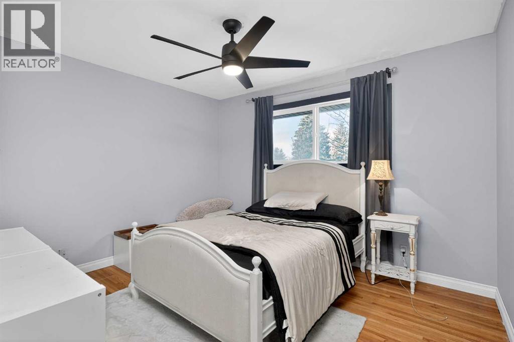 4112 19 Street Nw, Calgary, AB - Indoor Photo Showing Bedroom