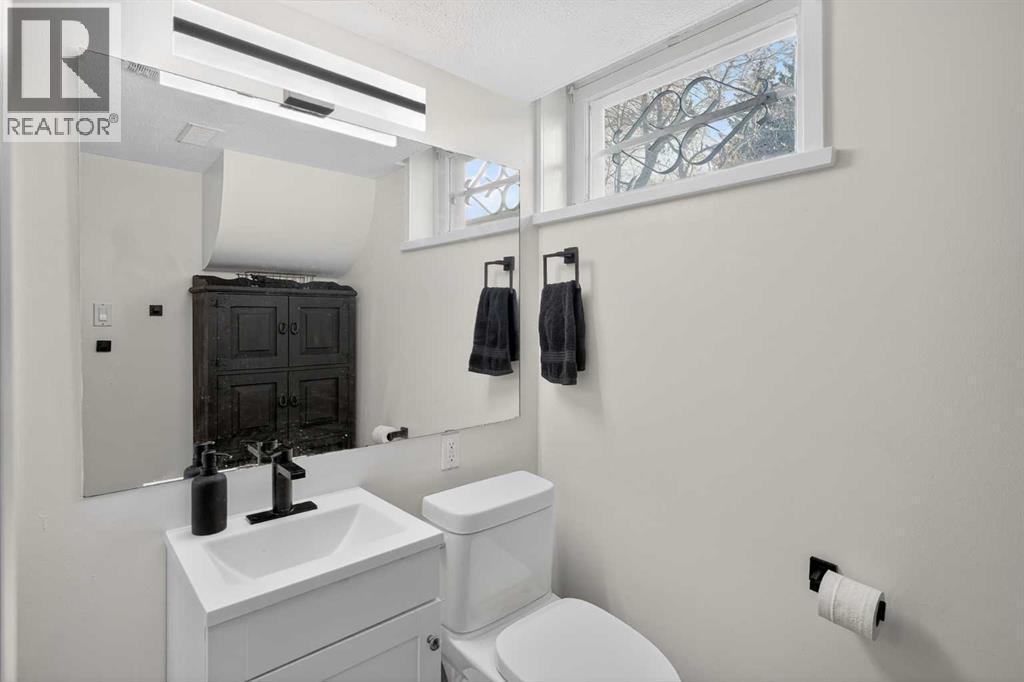 4112 19 Street Nw, Calgary, AB - Indoor Photo Showing Bathroom