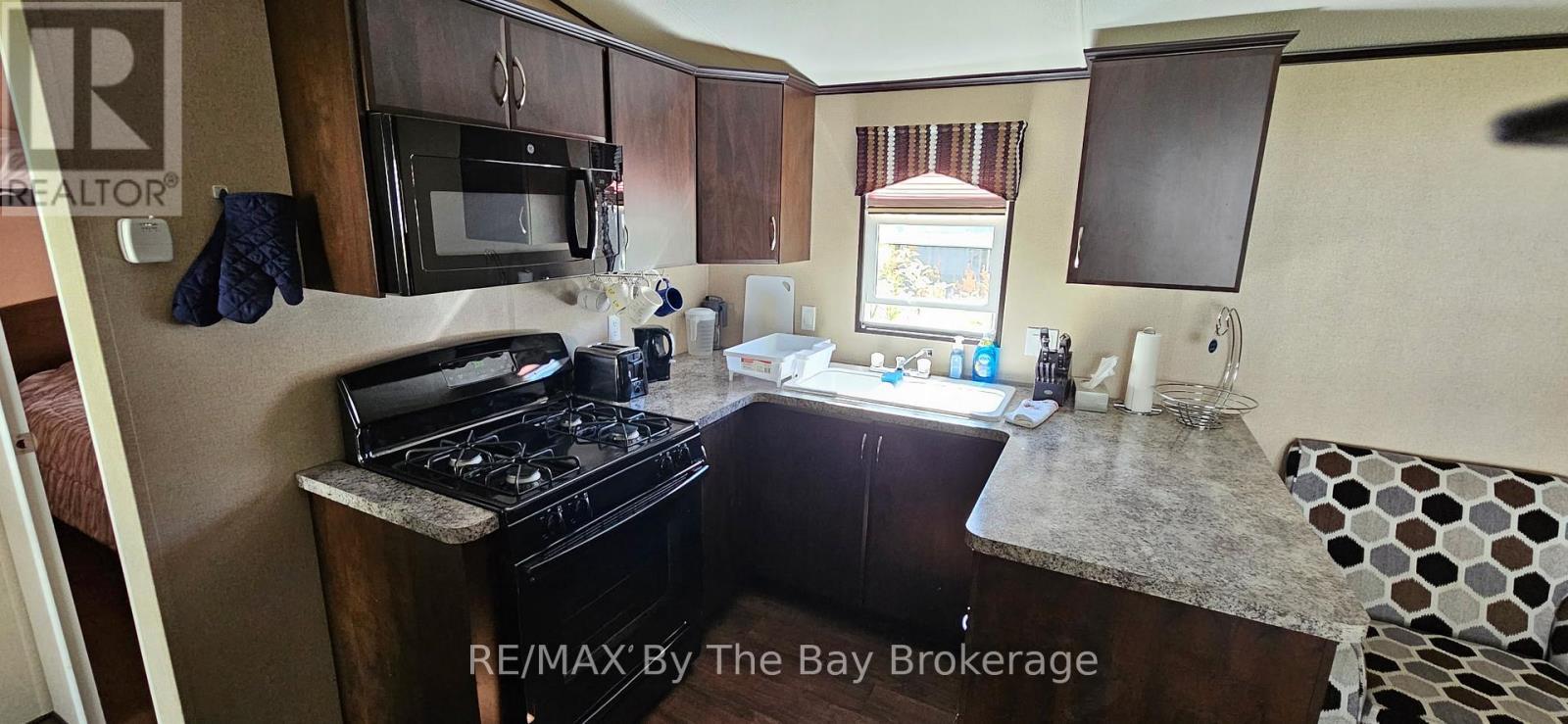 17 Chippewa Trail, Wasaga Beach, ON - Indoor Photo Showing Kitchen