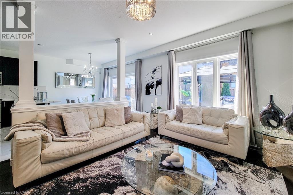 190 Bellagio Avenue, Stoney Creek, ON - Indoor Photo Showing Living Room