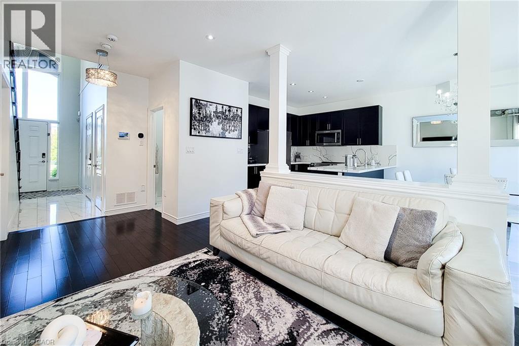 190 Bellagio Avenue, Stoney Creek, ON - Indoor Photo Showing Living Room