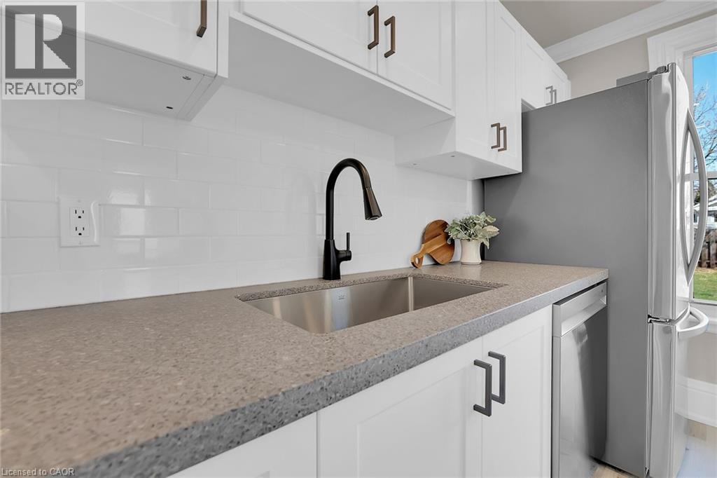 70 Robins Avenue, Hamilton, ON - Indoor Photo Showing Kitchen