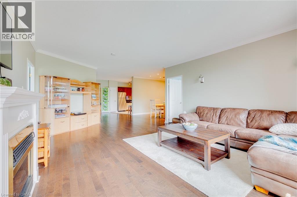 255 Keats Way Unit# 403, Waterloo, ON - Indoor Photo Showing Living Room