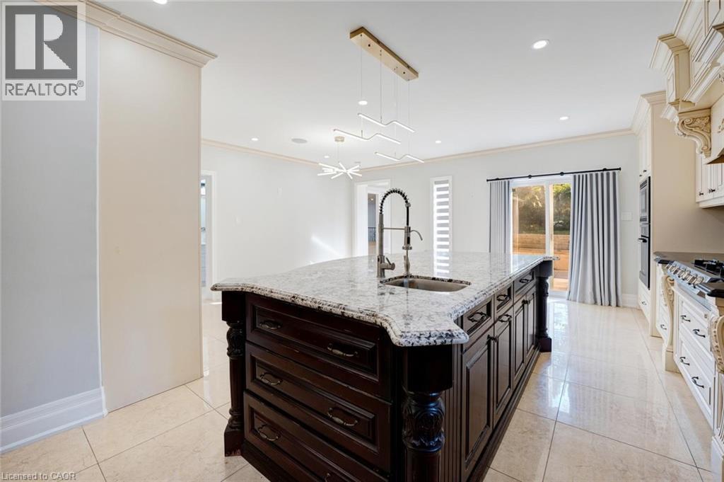 8 Ridgewood Drive, Richmond Hill, ON - Indoor Photo Showing Kitchen With Upgraded Kitchen