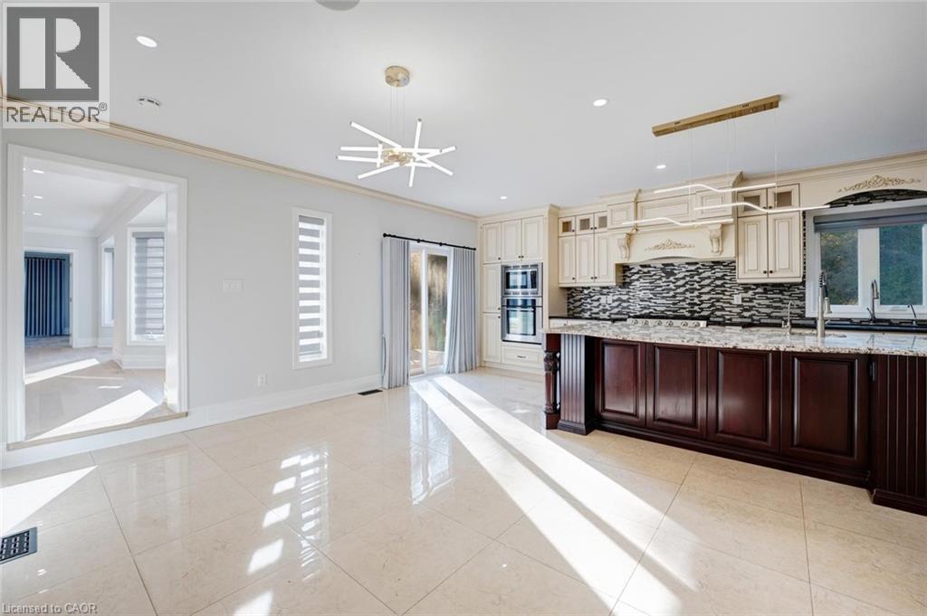 8 Ridgewood Drive, Richmond Hill, ON - Indoor Photo Showing Other Room