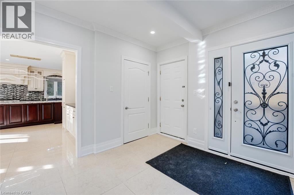 8 Ridgewood Drive, Richmond Hill, ON - Indoor Photo Showing Other Room