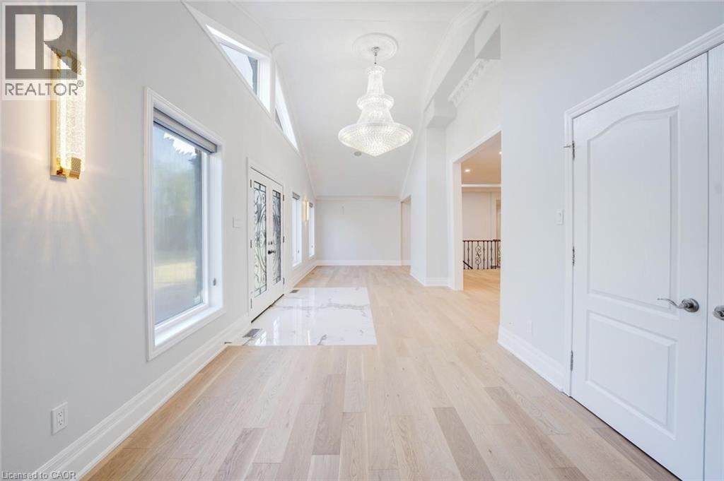 8 Ridgewood Drive, Richmond Hill, ON - Indoor Photo Showing Other Room