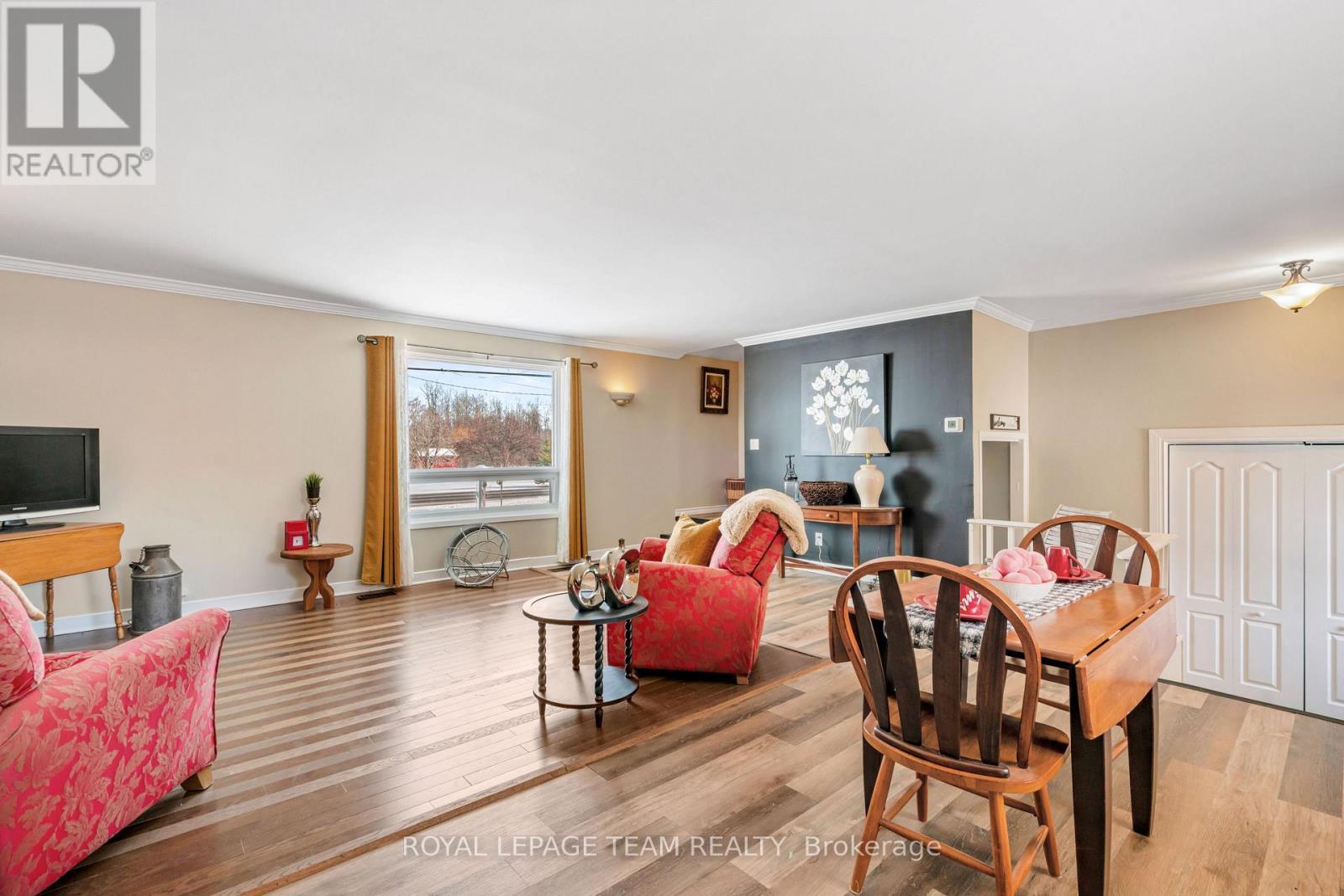 3314 County Road 12 Road, North Stormont, ON - Indoor Photo Showing Living Room