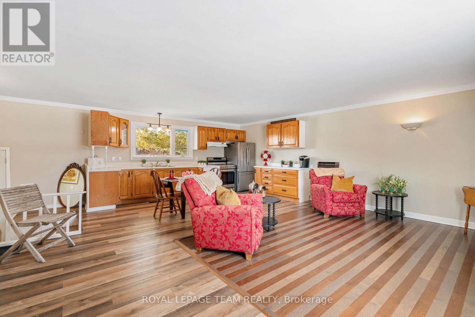 3314 County Road 12 Road, North Stormont, ON - Indoor Photo Showing Living Room