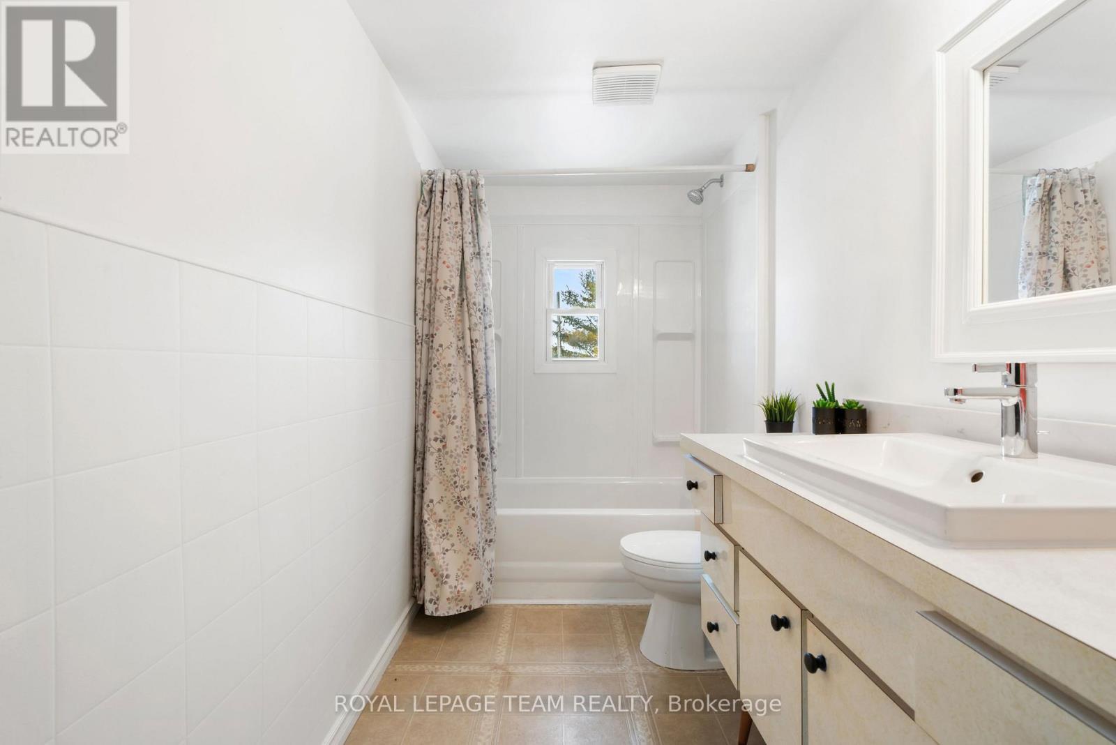 3314 County Road 12 Road, North Stormont, ON - Indoor Photo Showing Bathroom