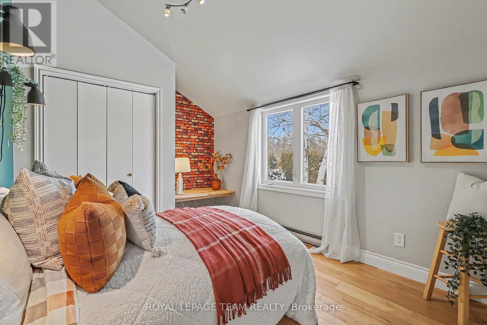 Bedroom - 237 Queen West Street, North Dundas, ON - Indoor Photo Showing Bedroom