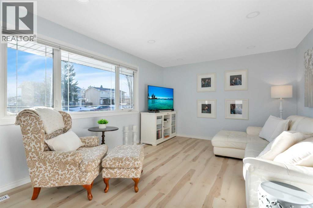 30 Wishart Street, Red Deer, AB - Indoor Photo Showing Living Room