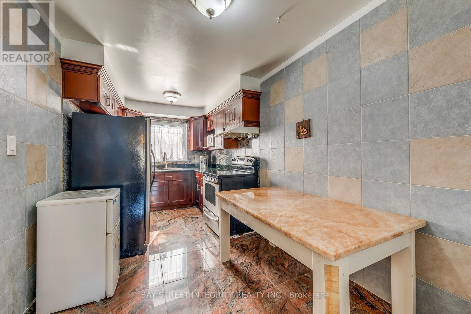 200 Invergordon Avenue, Toronto, ON - Indoor