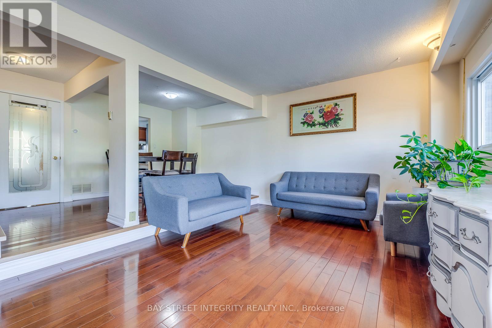 200 Invergordon Avenue, Toronto, ON - Indoor Photo Showing Living Room