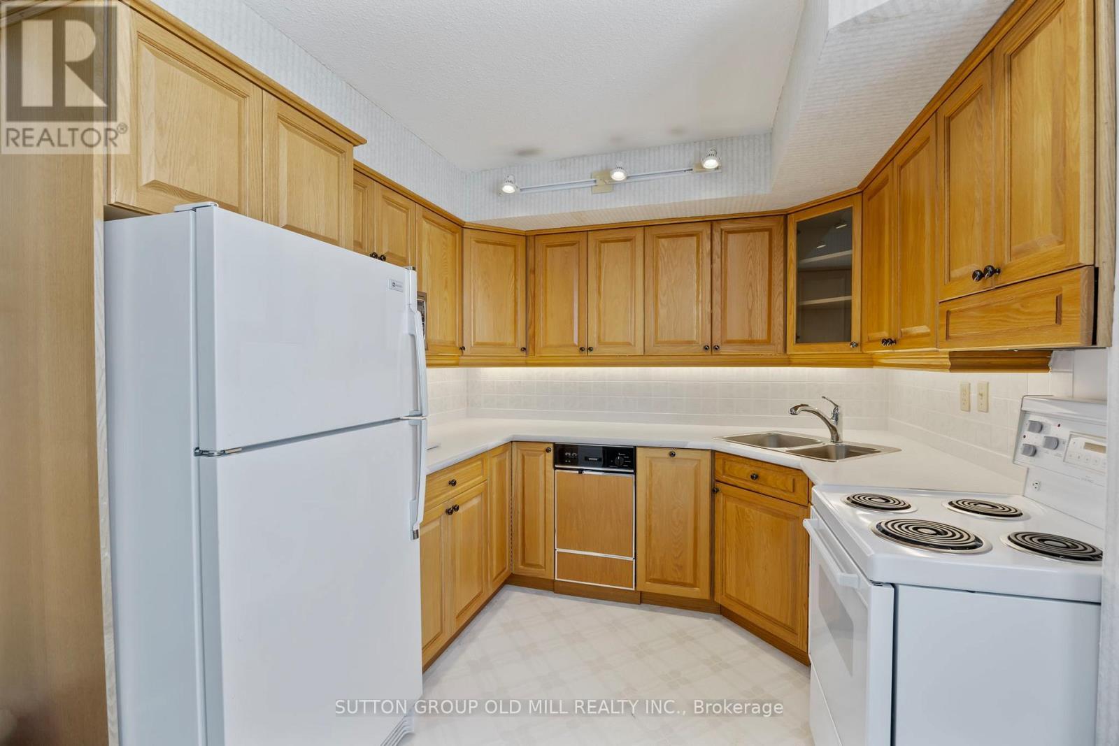 Ph2 - 284 Mill Road, Toronto, ON - Indoor Photo Showing Kitchen With Double Sink