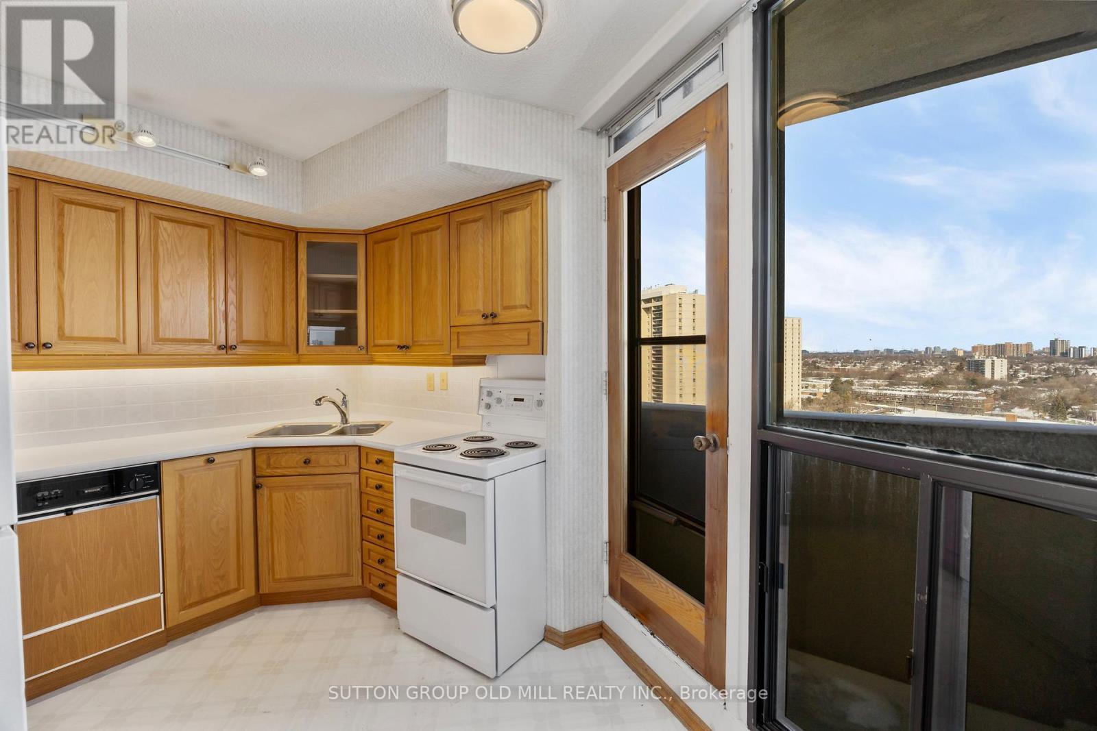 Ph2 - 284 Mill Road, Toronto, ON - Indoor Photo Showing Kitchen With Double Sink