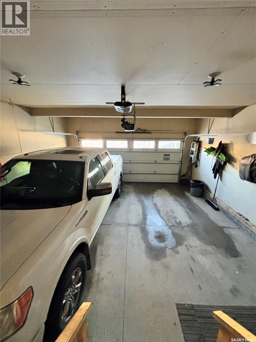 255 Eaton Crescent, Saskatoon, SK - Indoor Photo Showing Garage