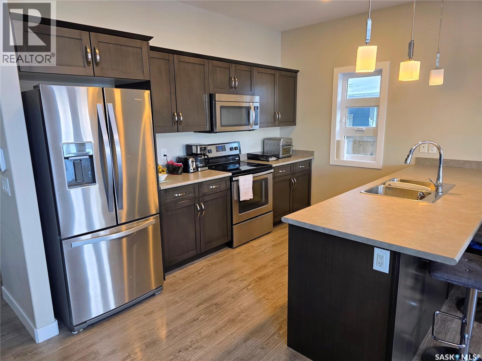 255 Eaton Crescent, Saskatoon, SK - Indoor Photo Showing Kitchen With Double Sink