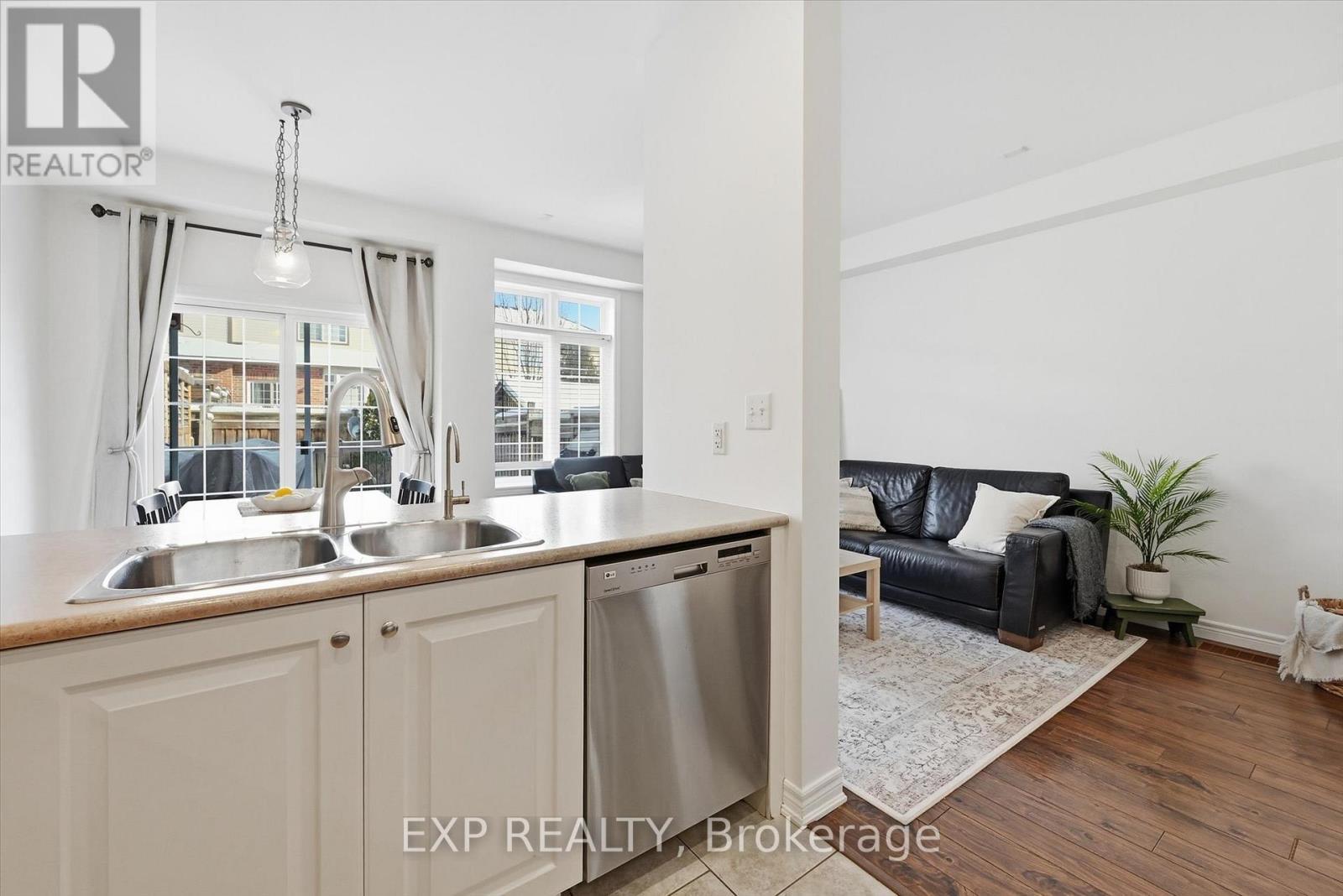 45 Browview Drive, Hamilton, ON - Indoor Photo Showing Kitchen With Double Sink