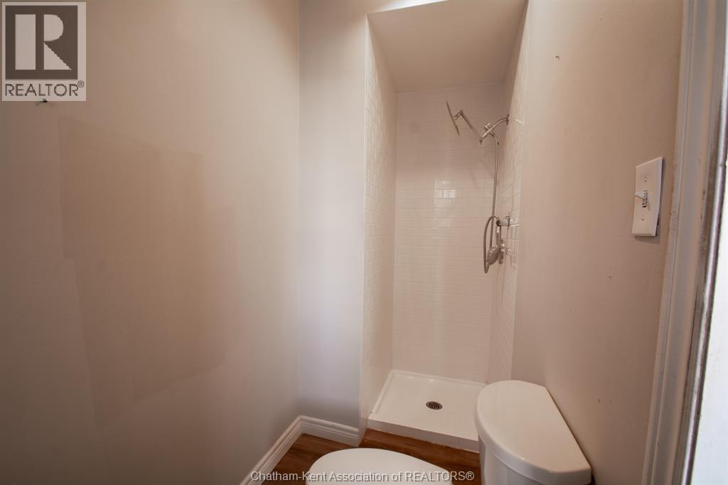 31 Adelaide Street North, Chatham, ON - Indoor Photo Showing Bathroom