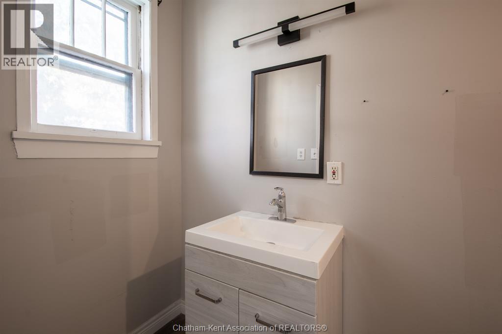 31 Adelaide Street North, Chatham, ON - Indoor Photo Showing Bathroom