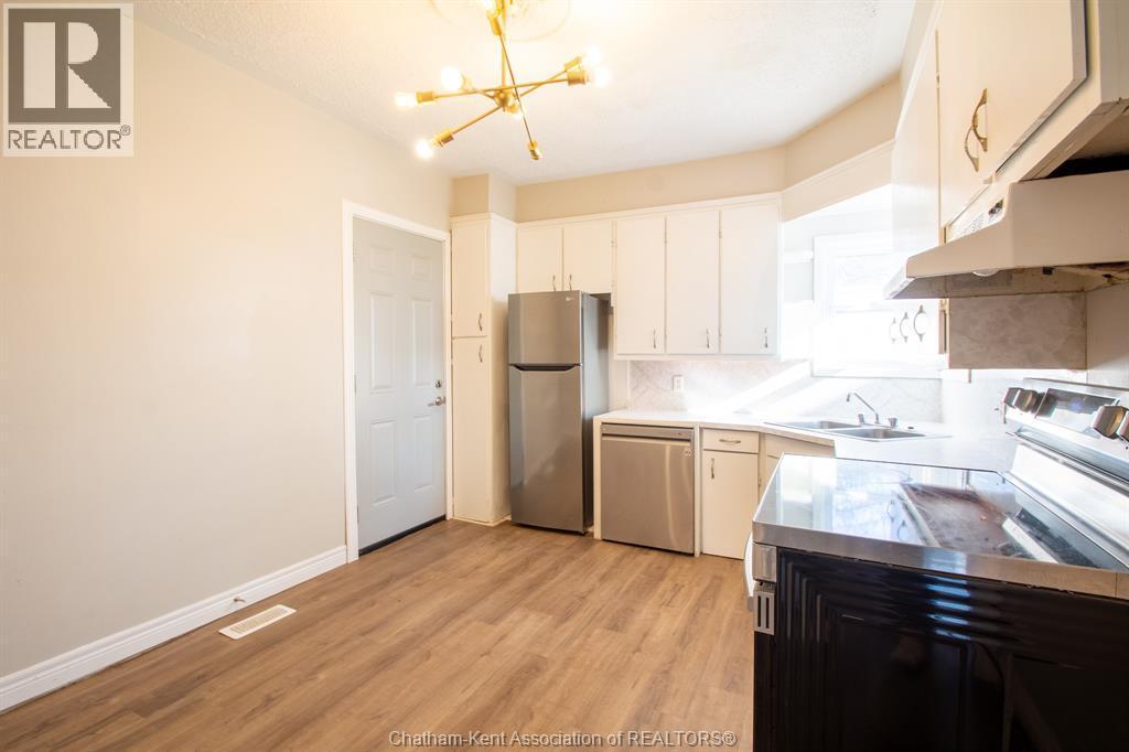 31 Adelaide Street North, Chatham, ON - Indoor Photo Showing Kitchen With Double Sink