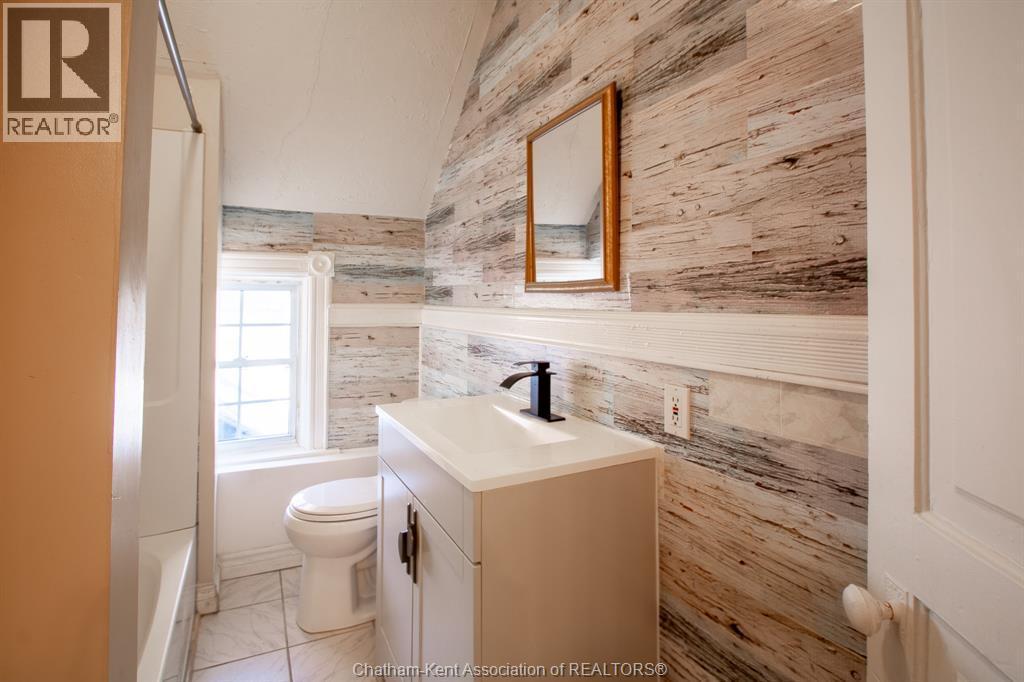 31 Adelaide Street North, Chatham, ON - Indoor Photo Showing Bathroom