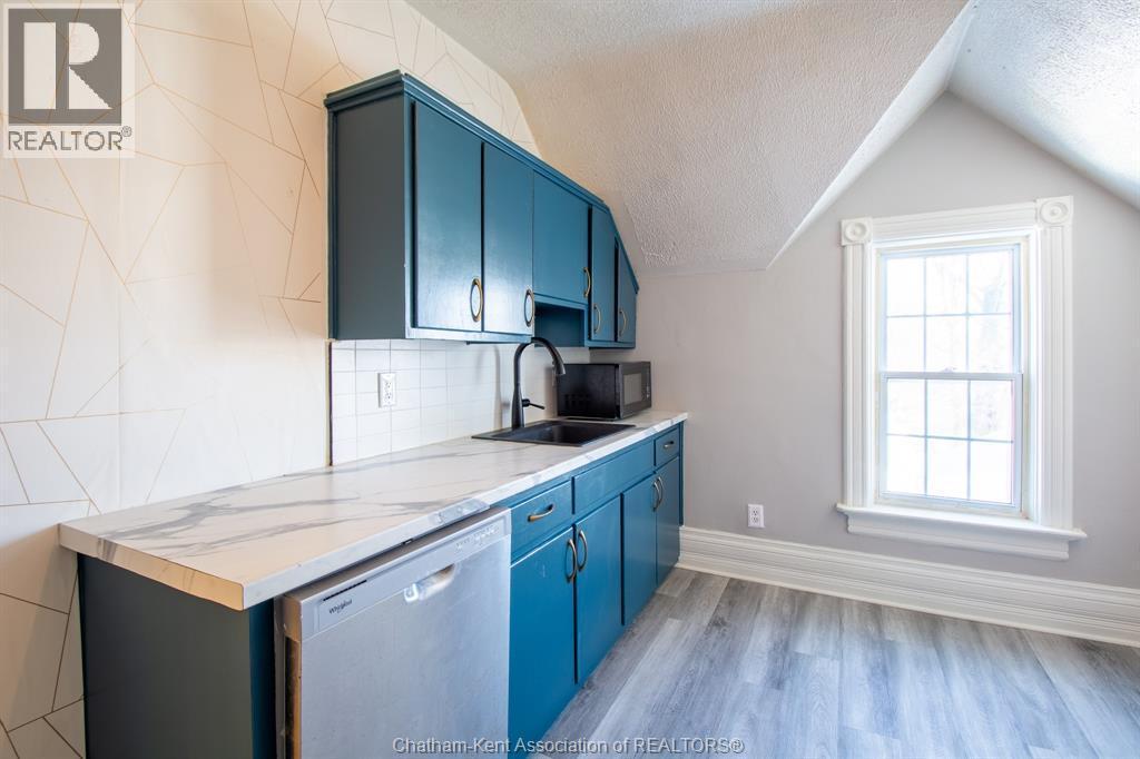 31 Adelaide Street North, Chatham, ON - Indoor Photo Showing Kitchen