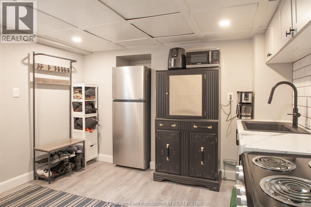 31 Adelaide Street North, Chatham, ON - Indoor Photo Showing Kitchen