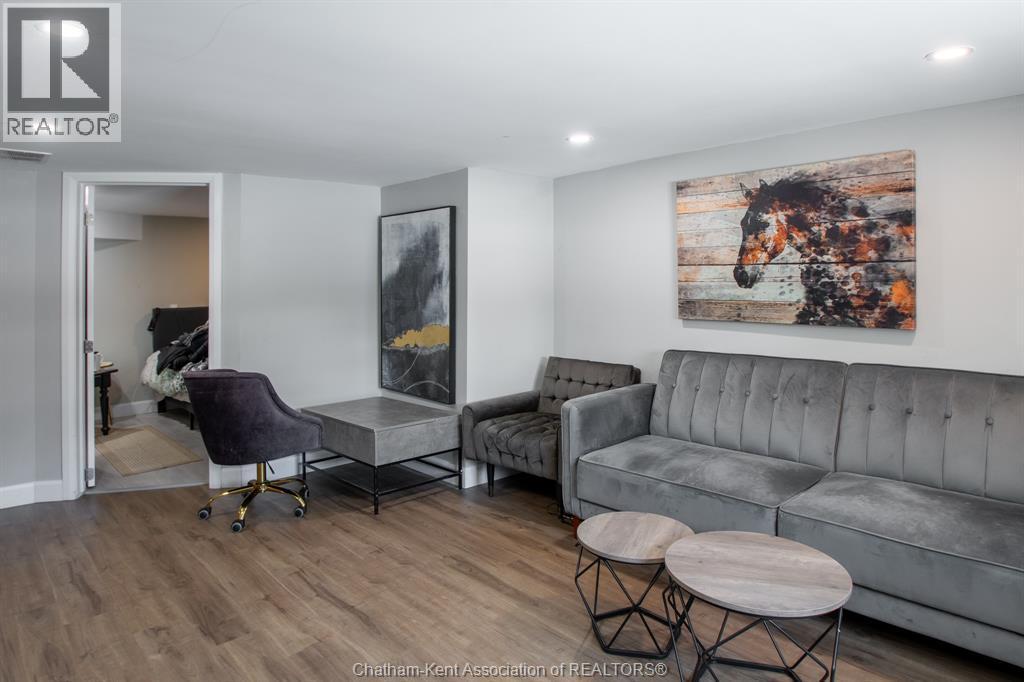31 Adelaide Street North, Chatham, ON - Indoor Photo Showing Living Room