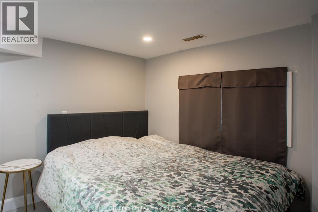31 Adelaide Street North, Chatham, ON - Indoor Photo Showing Bedroom