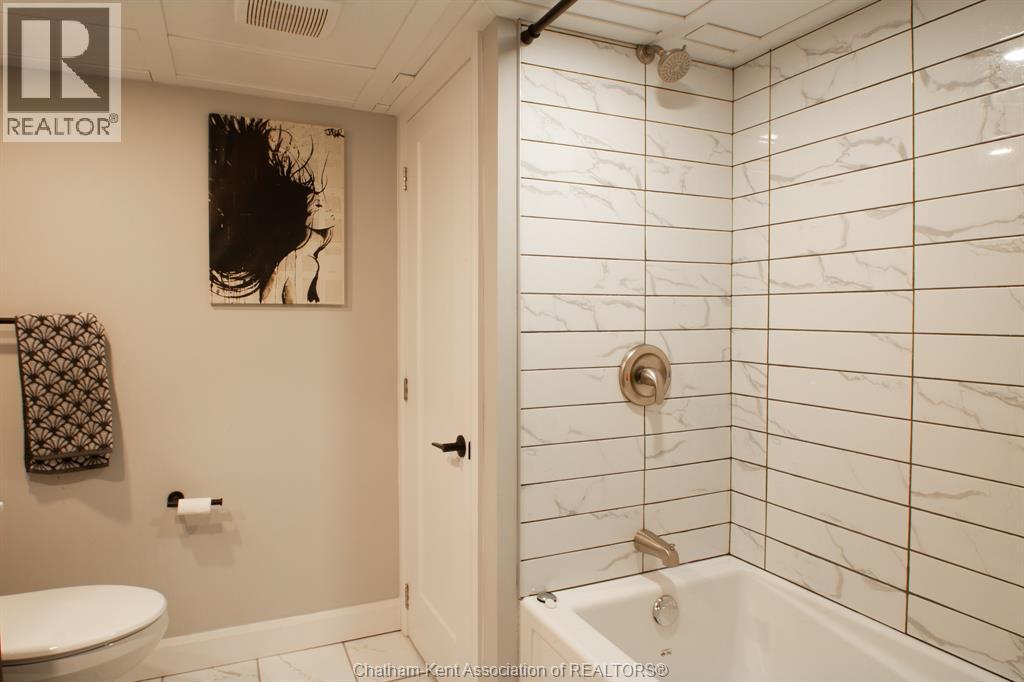 31 Adelaide Street North, Chatham, ON - Indoor Photo Showing Bathroom