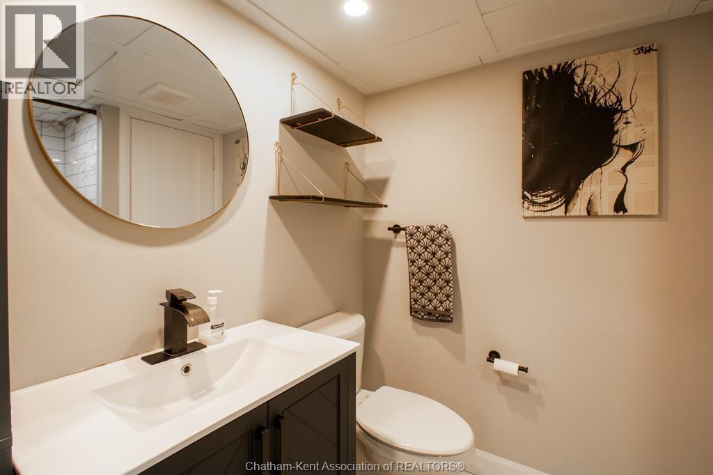 31 Adelaide Street North, Chatham, ON - Indoor Photo Showing Bathroom