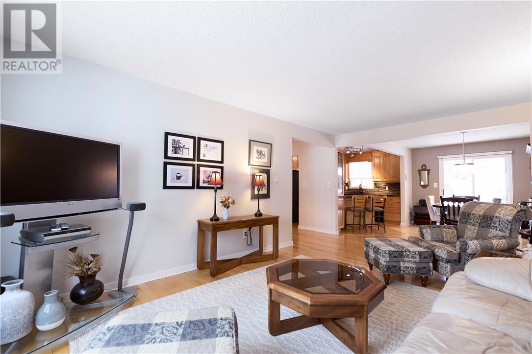 1225 Drummond, Sudbury, ON - Indoor Photo Showing Living Room